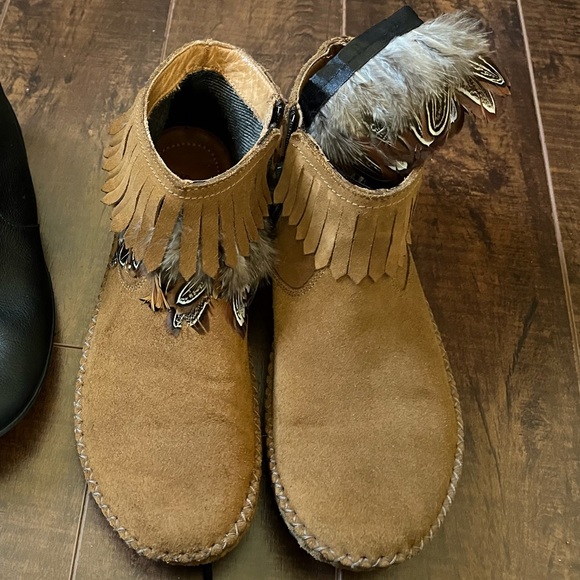 • MOVING LAST CHANCE 7/31/2024 • Clark’s suede fringe moccasin booties 7.5 - Picture 1 of 2